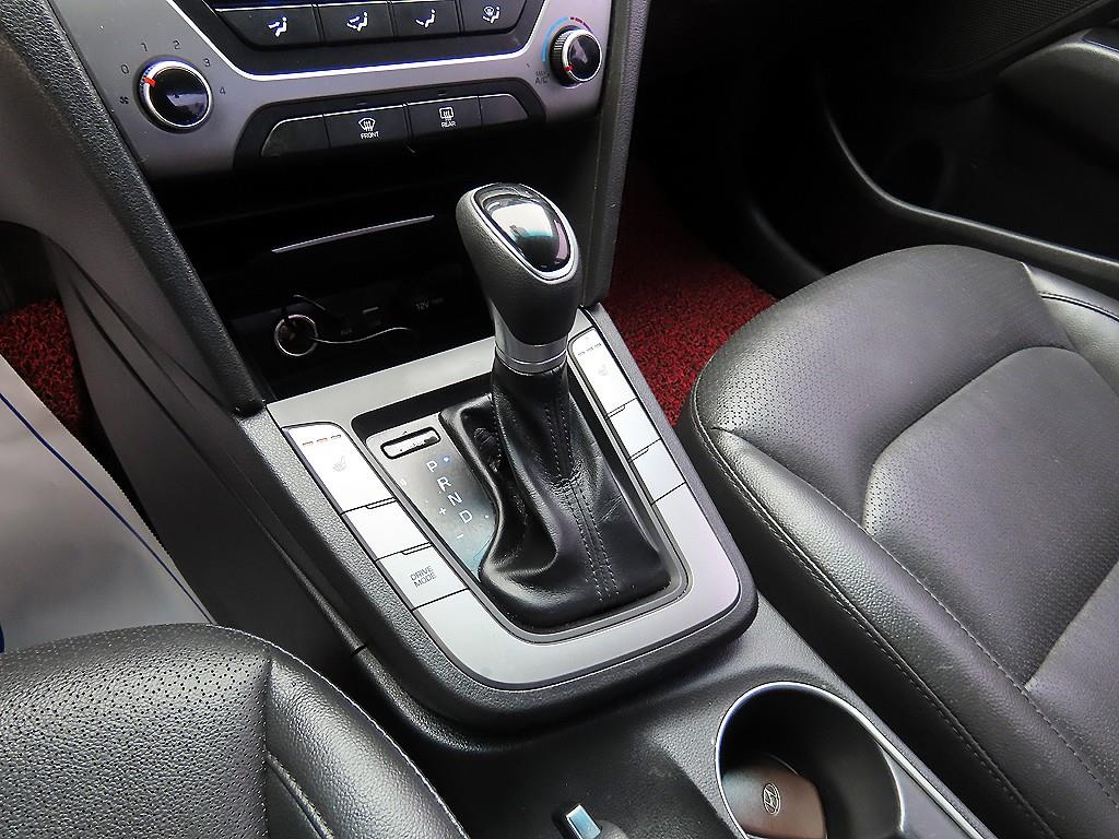 HYUNDAI Avante - Vista 10