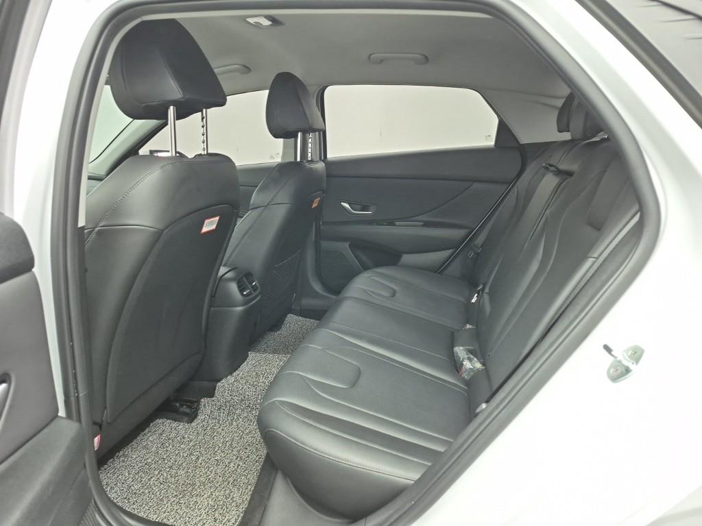 HYUNDAI Avante - Vista 12