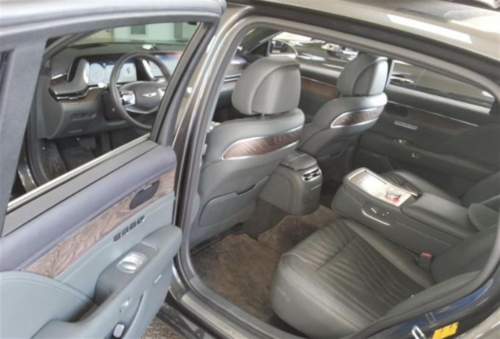Genesis G90 - Vista 10
