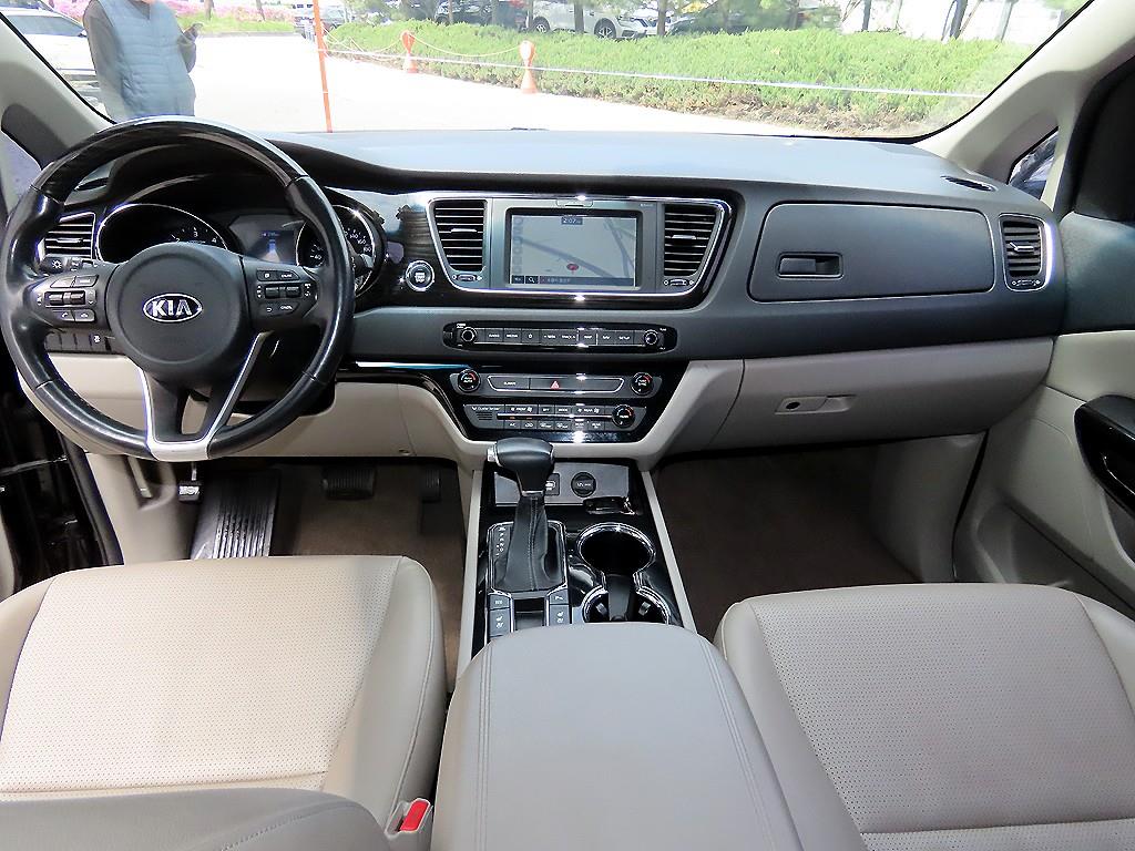 KIA Carnival - Vista 8