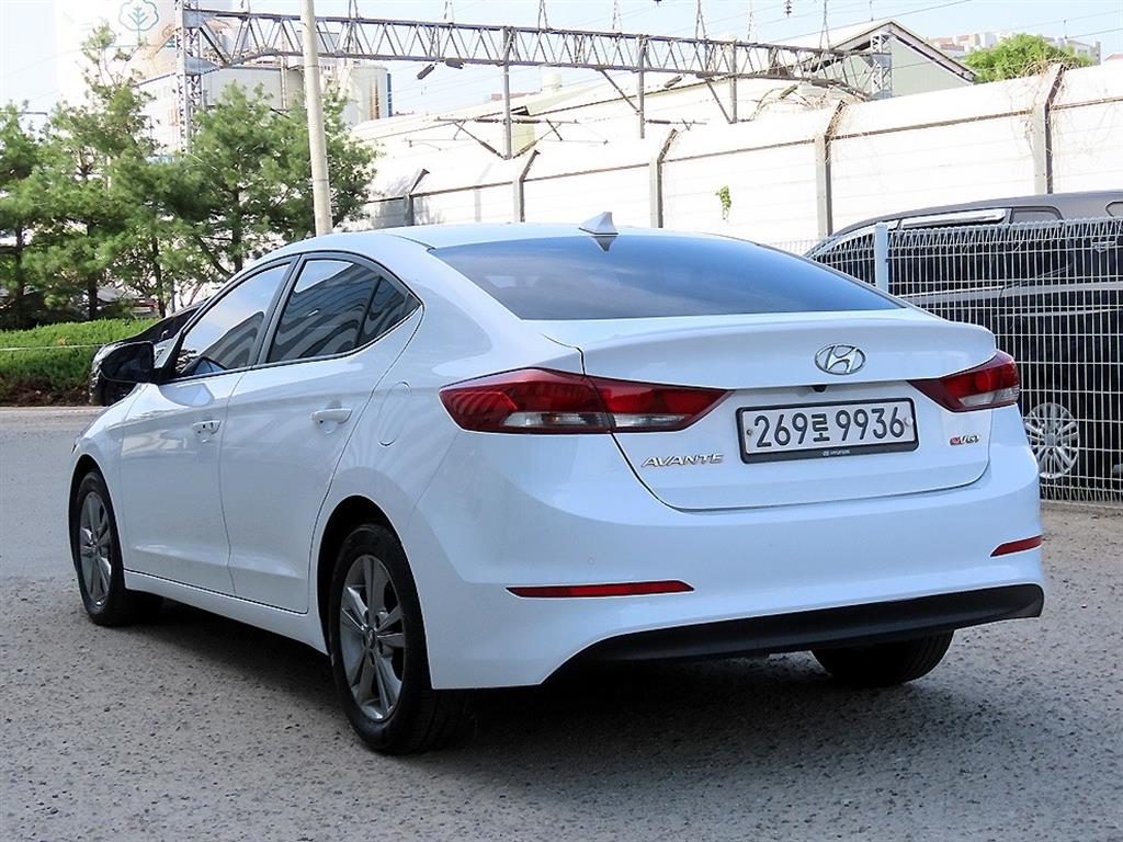 HYUNDAI Avante - Vista 3