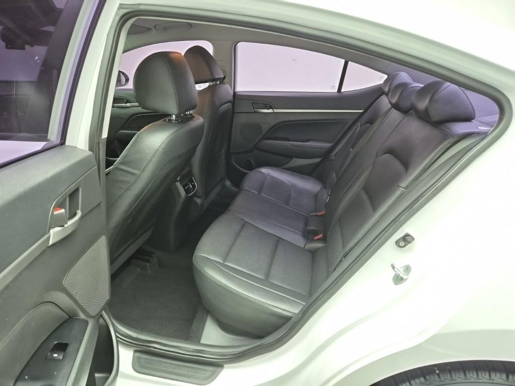 HYUNDAI Avante - Vista 12