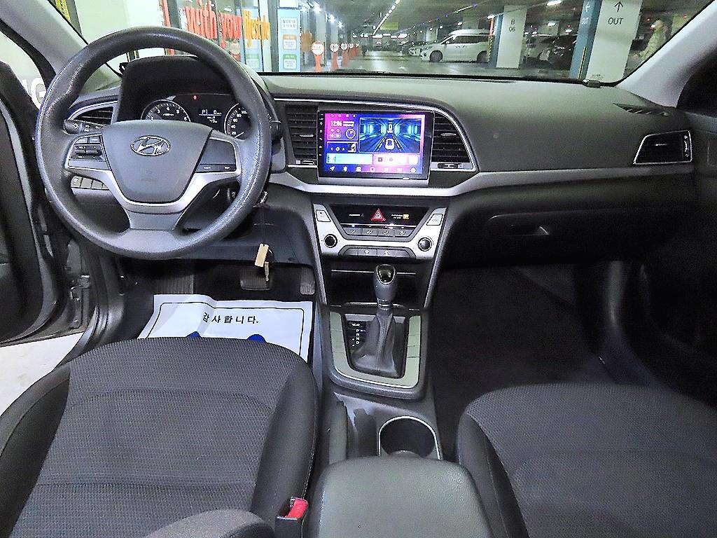 HYUNDAI Avante - Vista 10