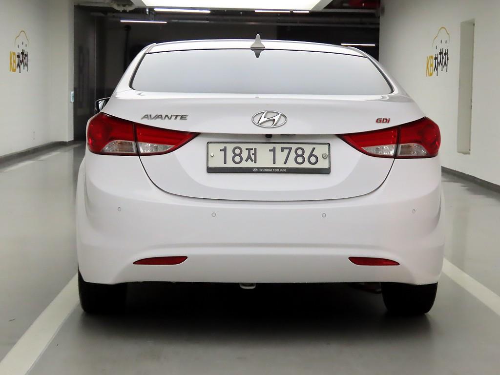 HYUNDAI Avante - Vista 3