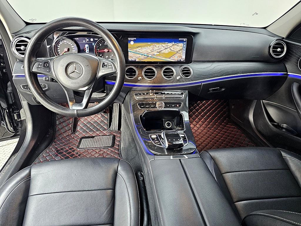 Mercedes Benz E class - Vista 5