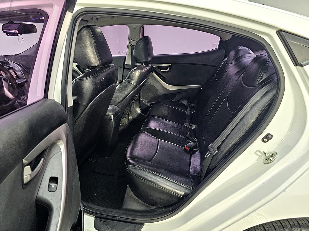 HYUNDAI Avante - Vista 9