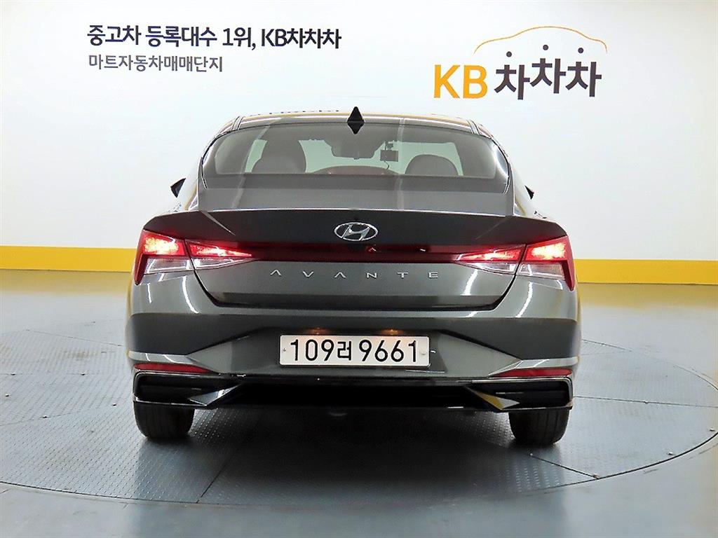 HYUNDAI Avante - Vista 3