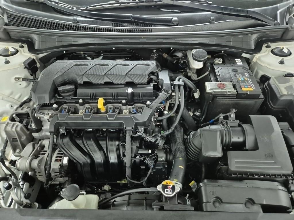 HYUNDAI Avante - Vista 5