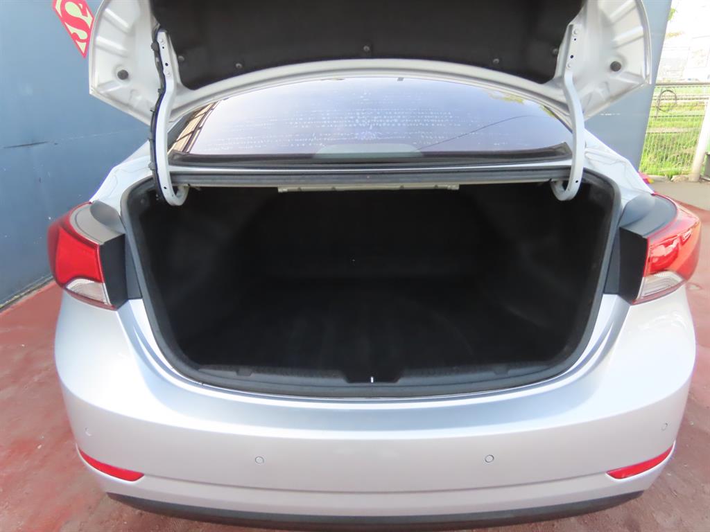 HYUNDAI Avante - Vista 9