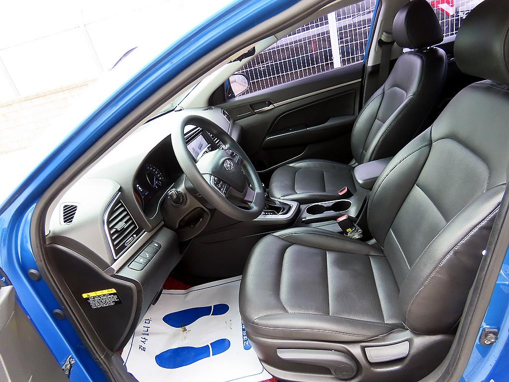 HYUNDAI Avante - Vista 5