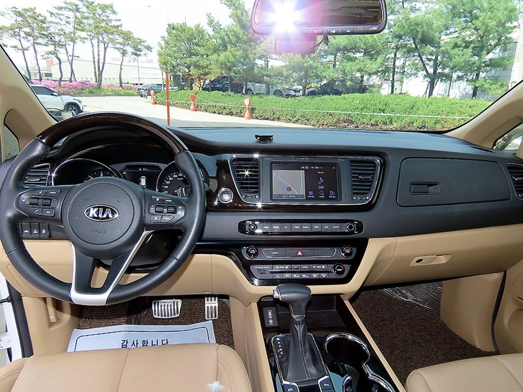KIA Carnival - Vista 8
