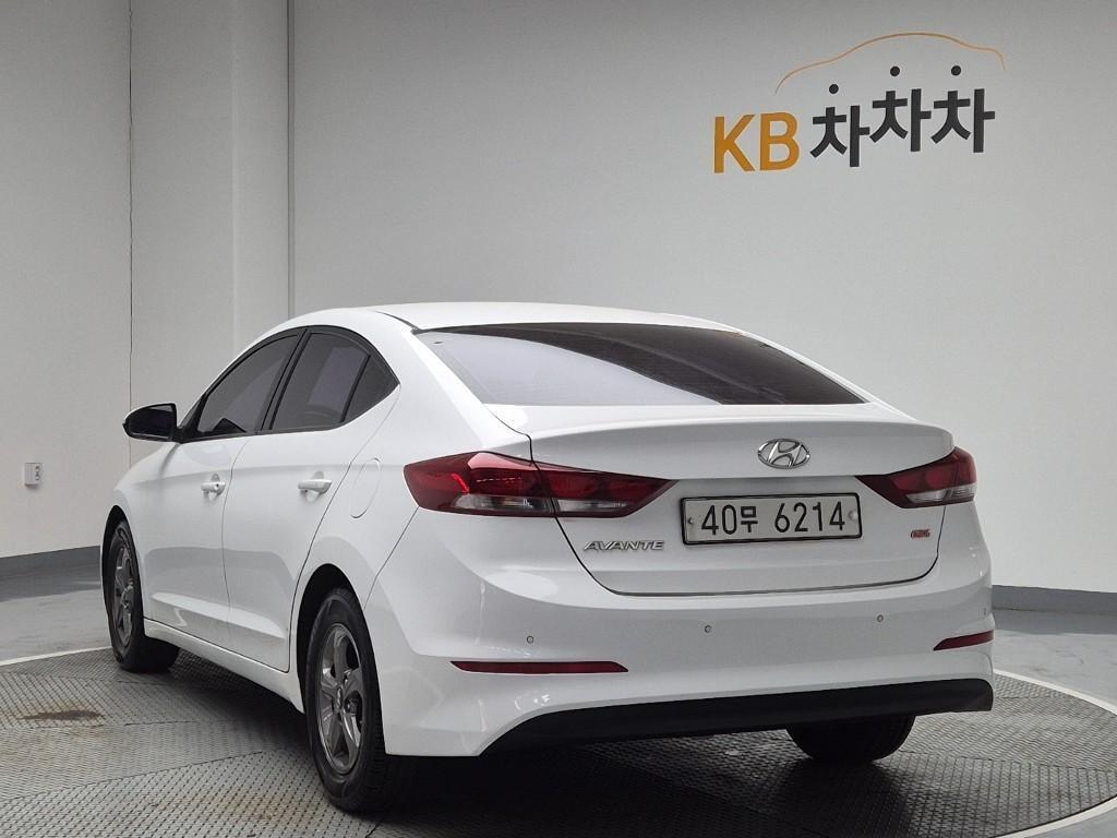 HYUNDAI Avante - Vista 2
