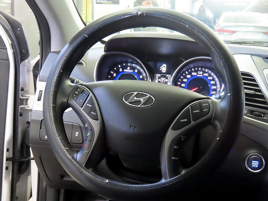 HYUNDAI Avante - Vista 8