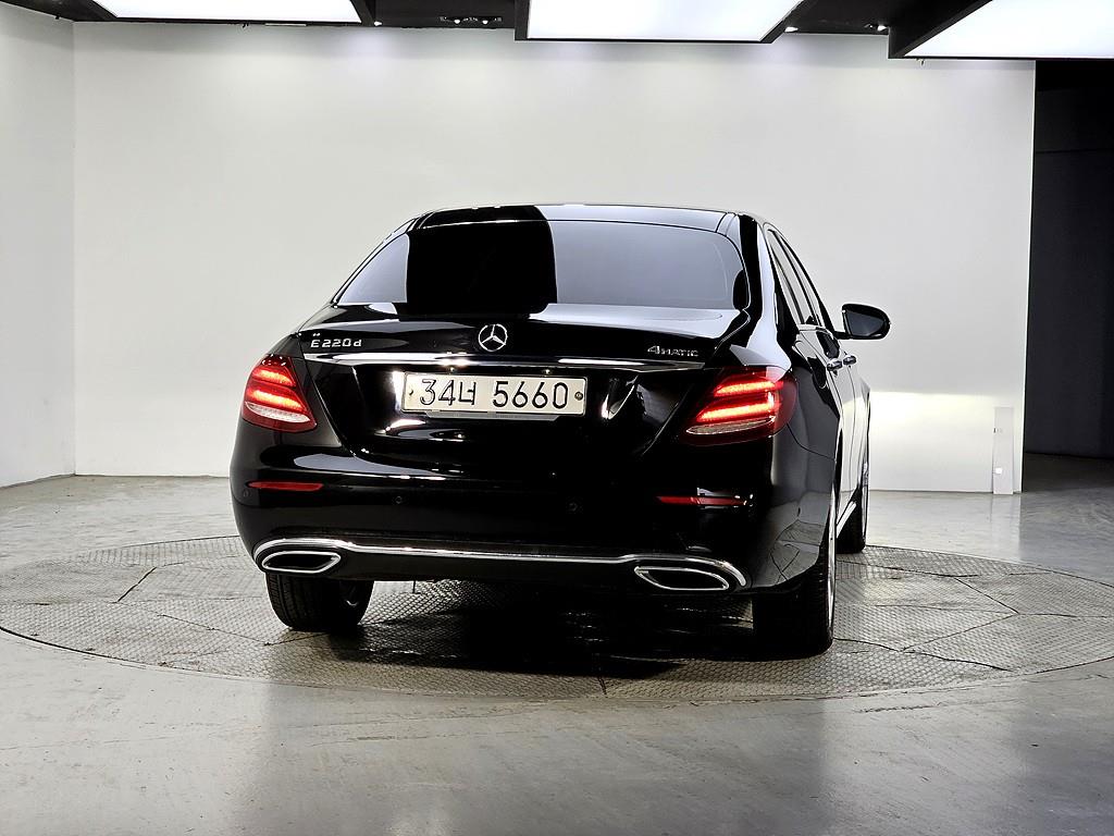 Mercedes Benz E class - Vista 4