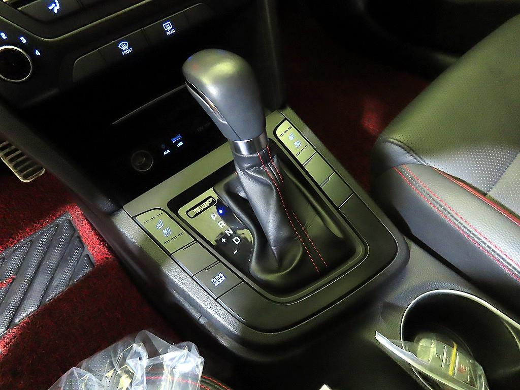 HYUNDAI Avante - Vista 12