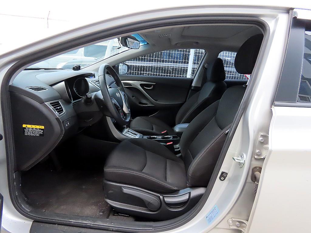 HYUNDAI Avante - Vista 5