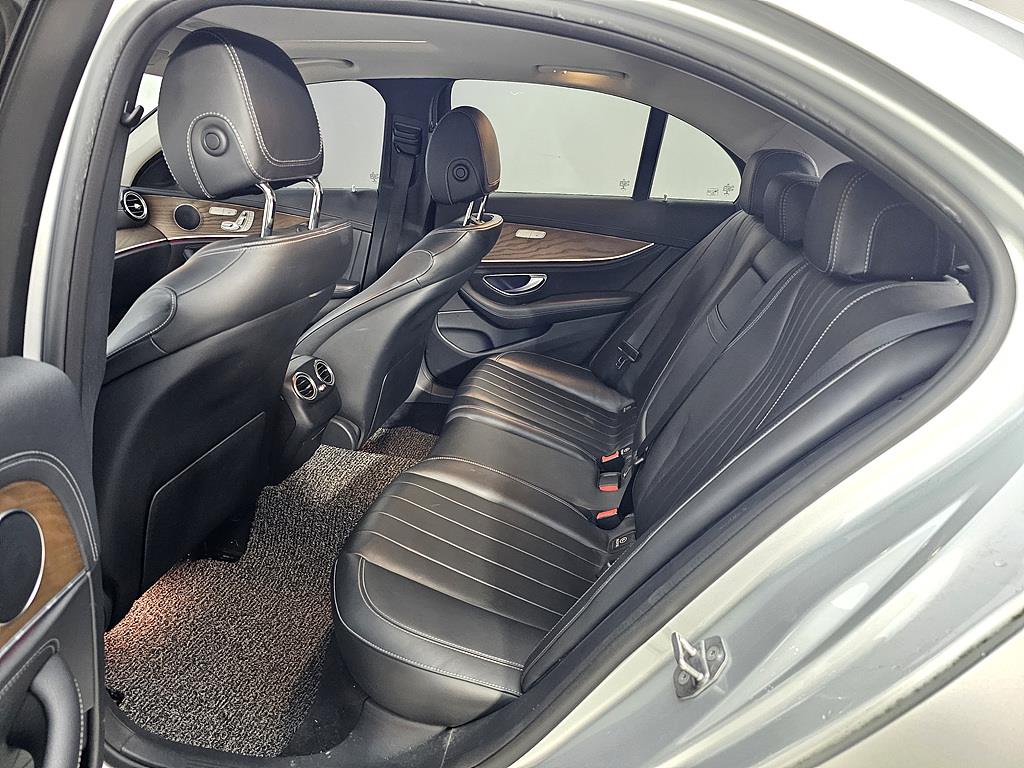 Mercedes Benz E class - Vista 8