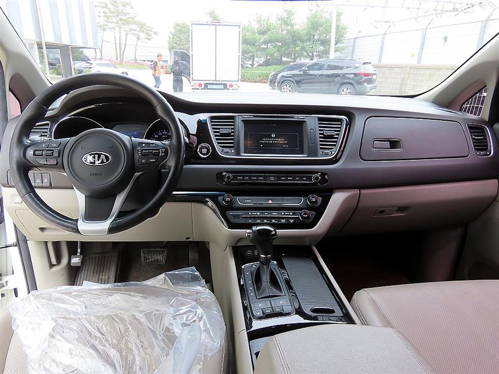 KIA Carnival - Vista 8