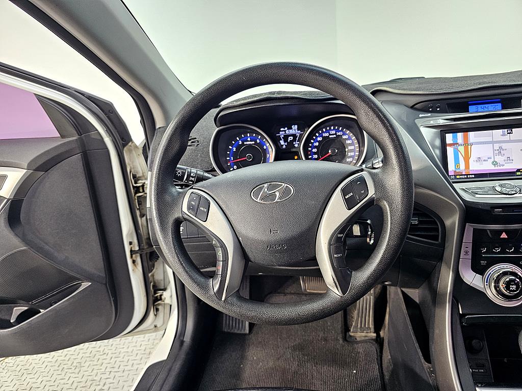 HYUNDAI Avante - Vista 12