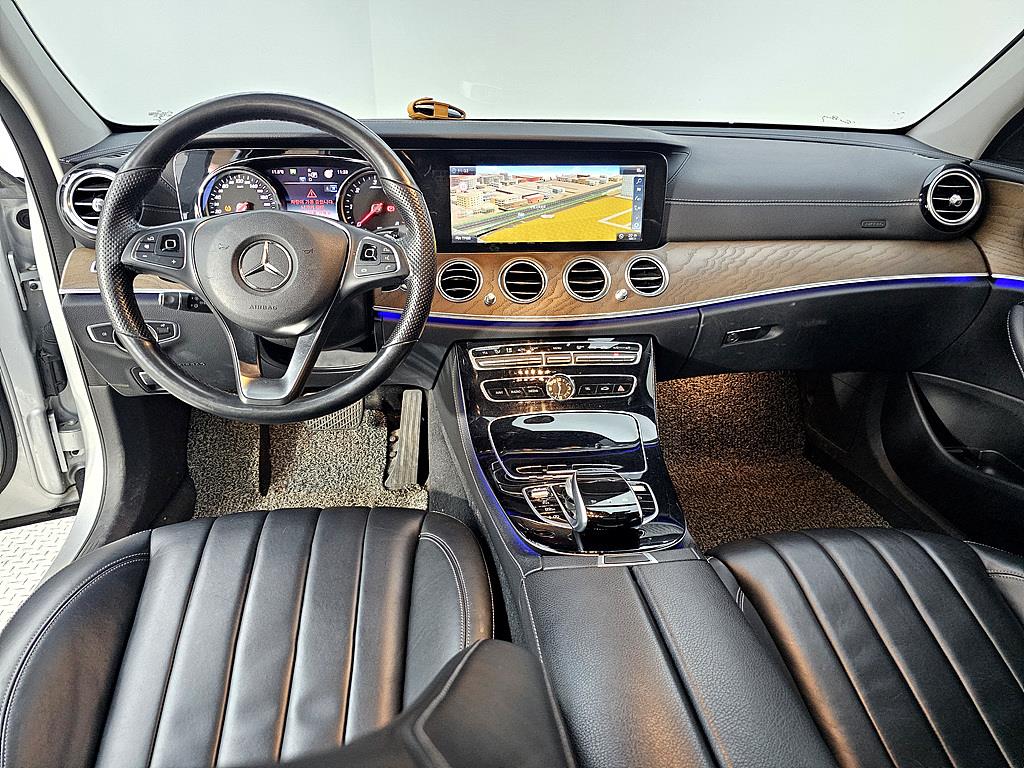 Mercedes Benz E class - Vista 5