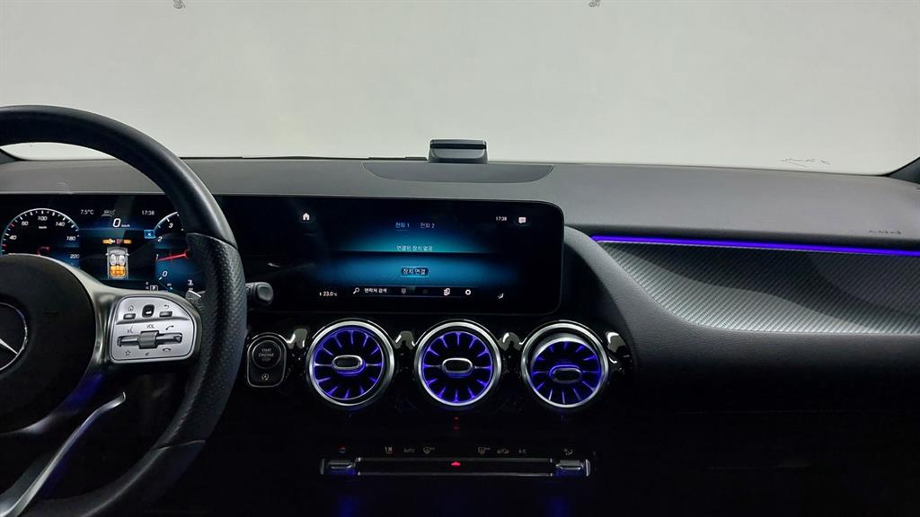Mercedes Benz GLA Class - Vista 8