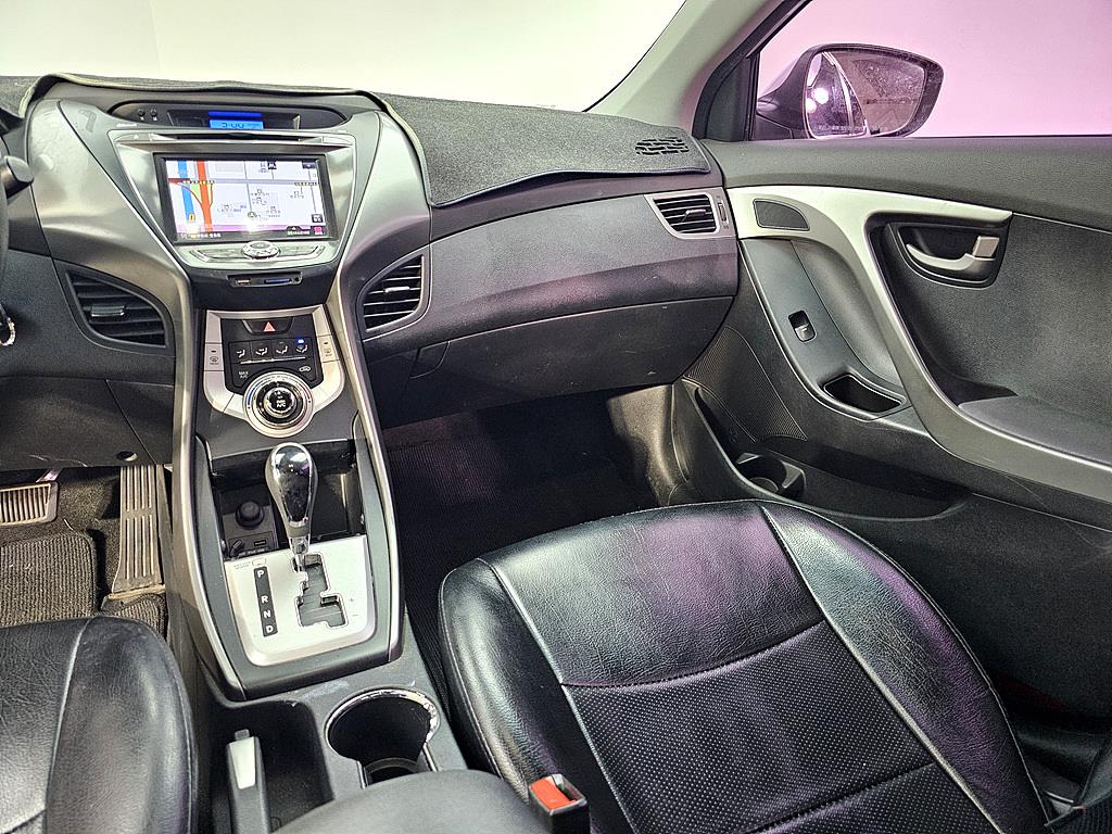 HYUNDAI Avante - Vista 10