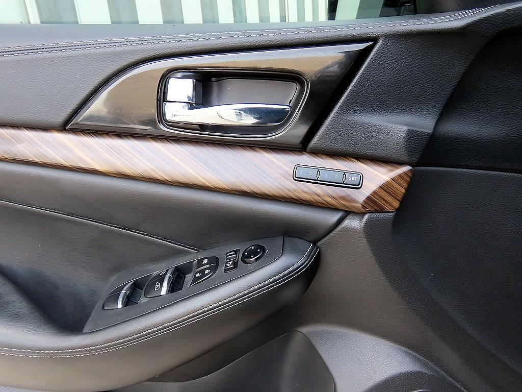 Nissan Maxima - Vista 11