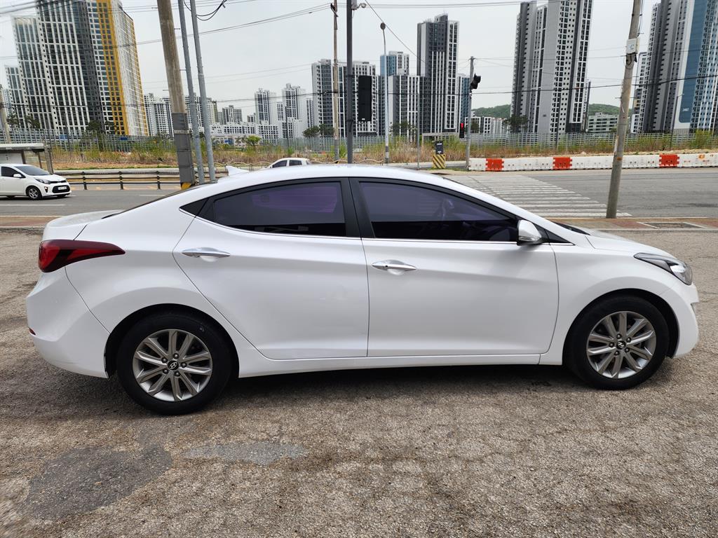 HYUNDAI Avante - Vista 7