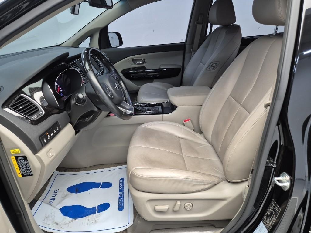 KIA Carnival - Vista 11