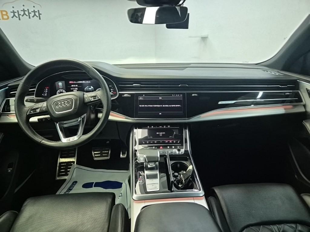 Audi Q8 - Vista 7