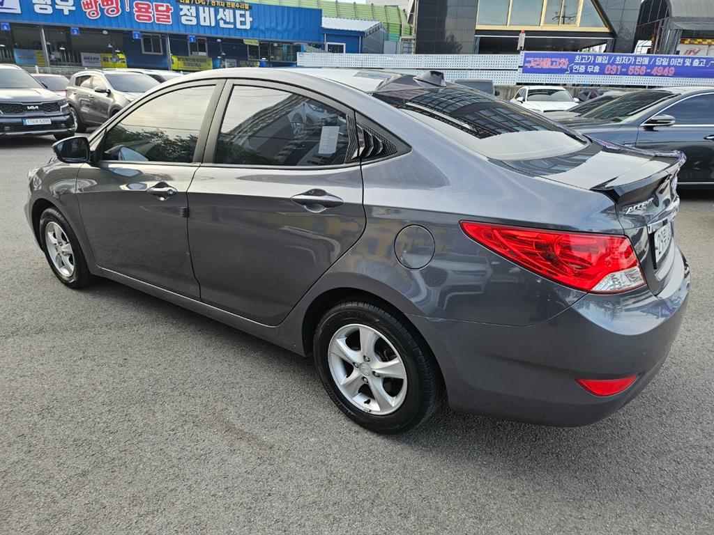 HYUNDAI Accent - Vista 6
