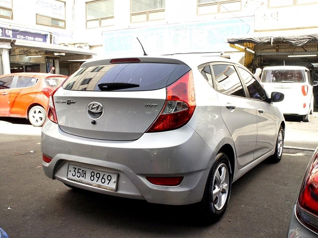 HYUNDAI Accent - Vista 7