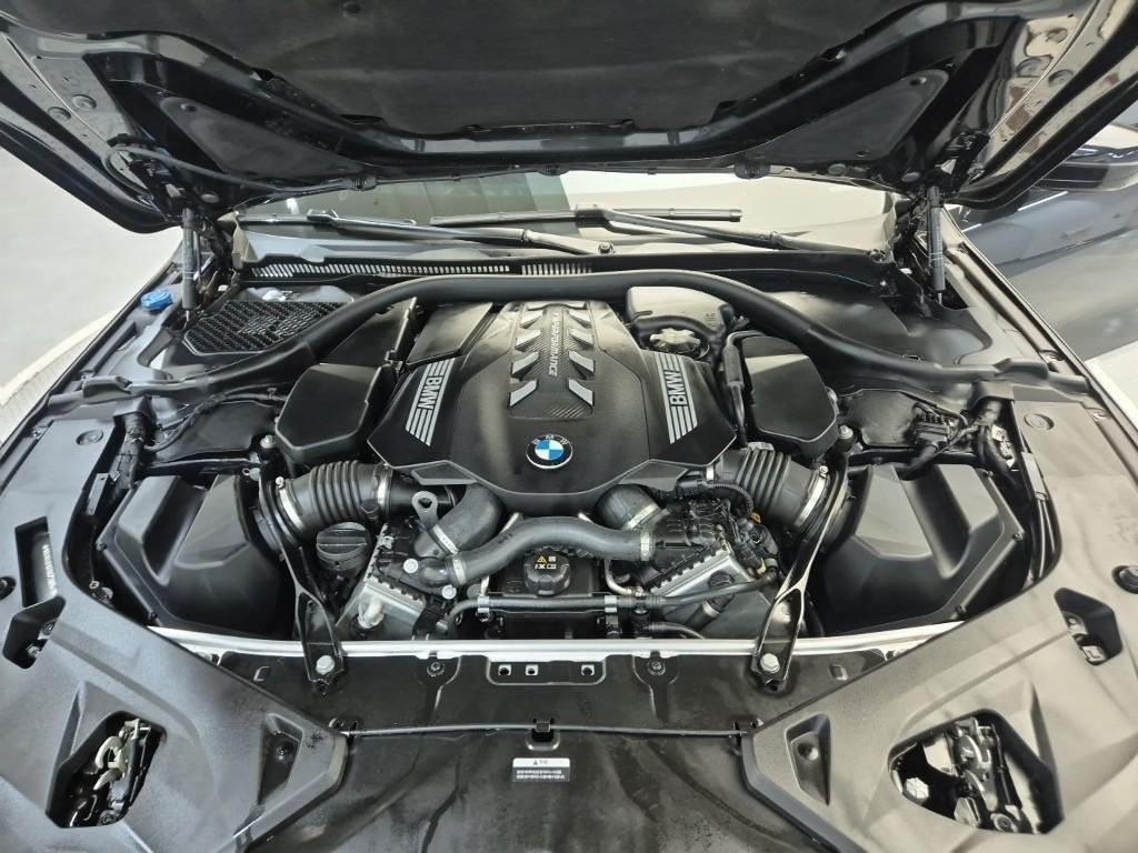 BMW 8 Series - Vista 5