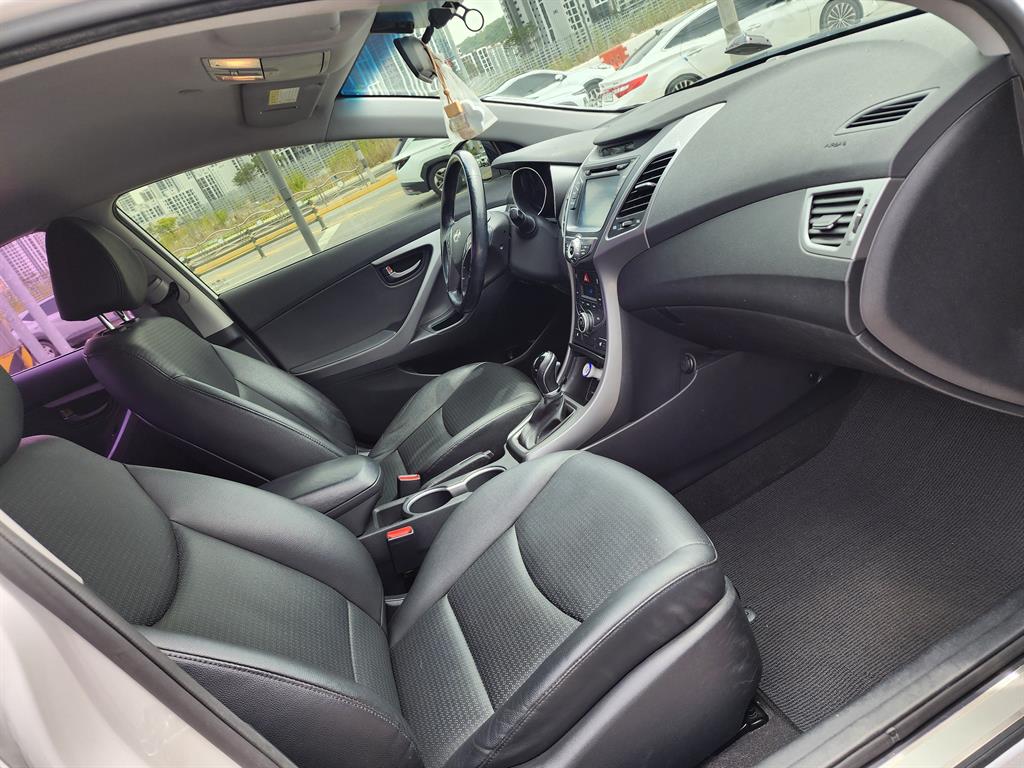 HYUNDAI Avante - Vista 11
