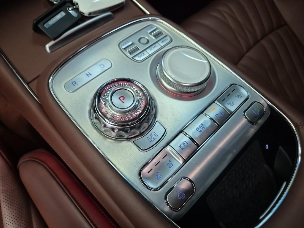 Genesis G90 - Vista 9