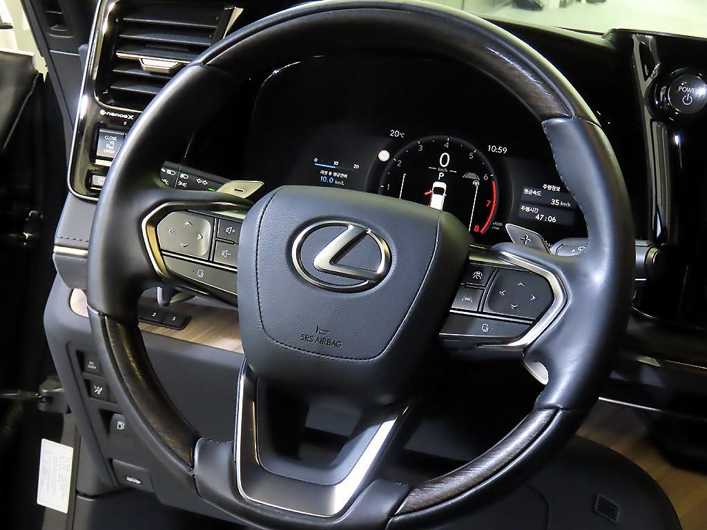 Lexus LM - Vista 8