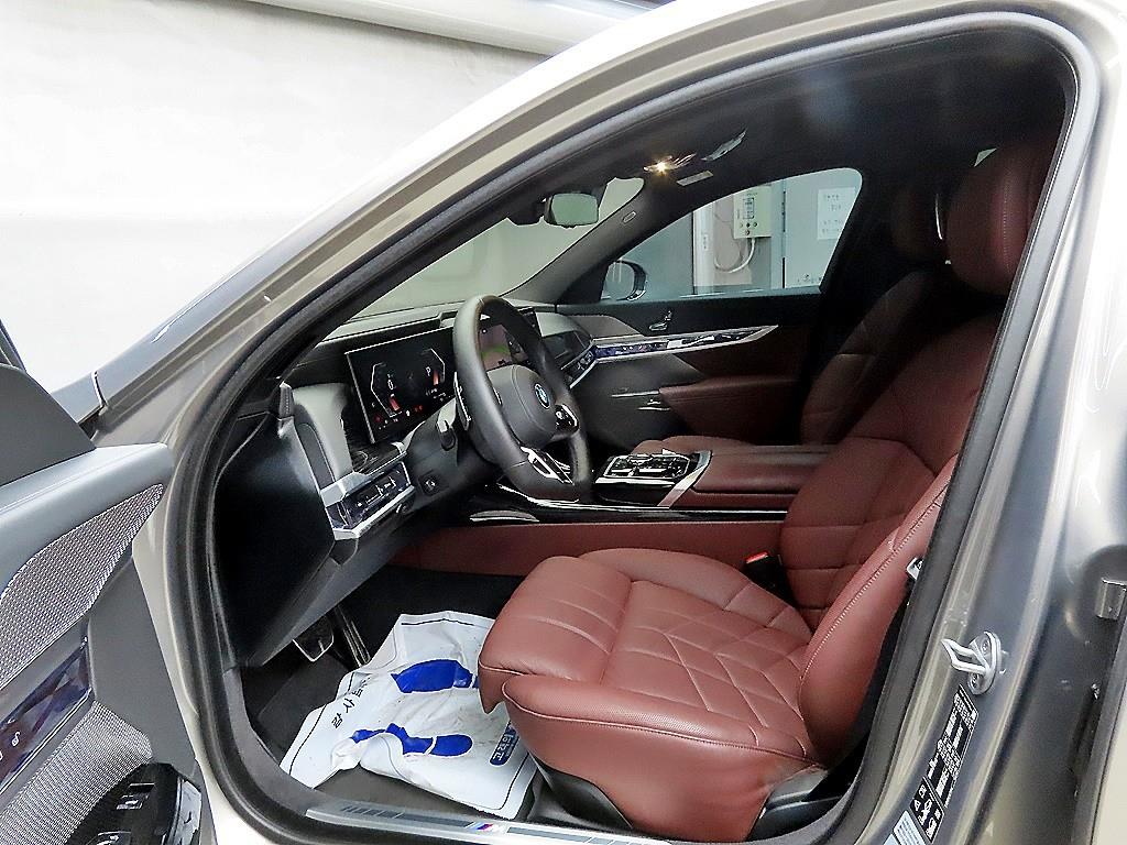 BMW 7 Series - Vista 5