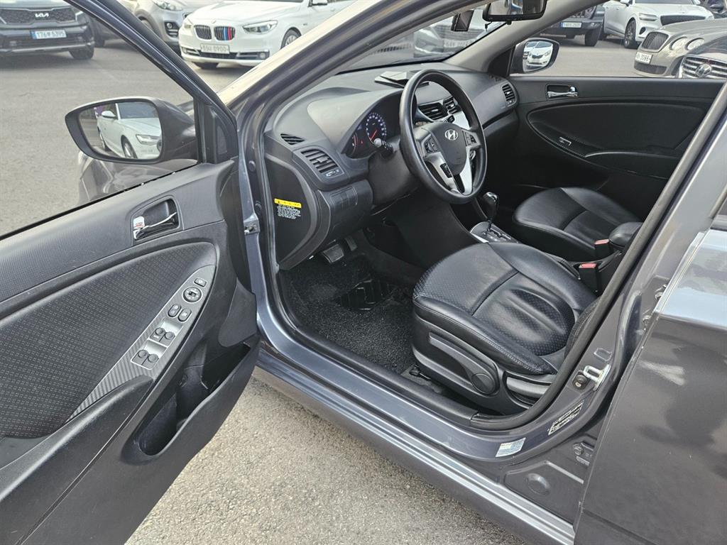 HYUNDAI Accent - Vista 7