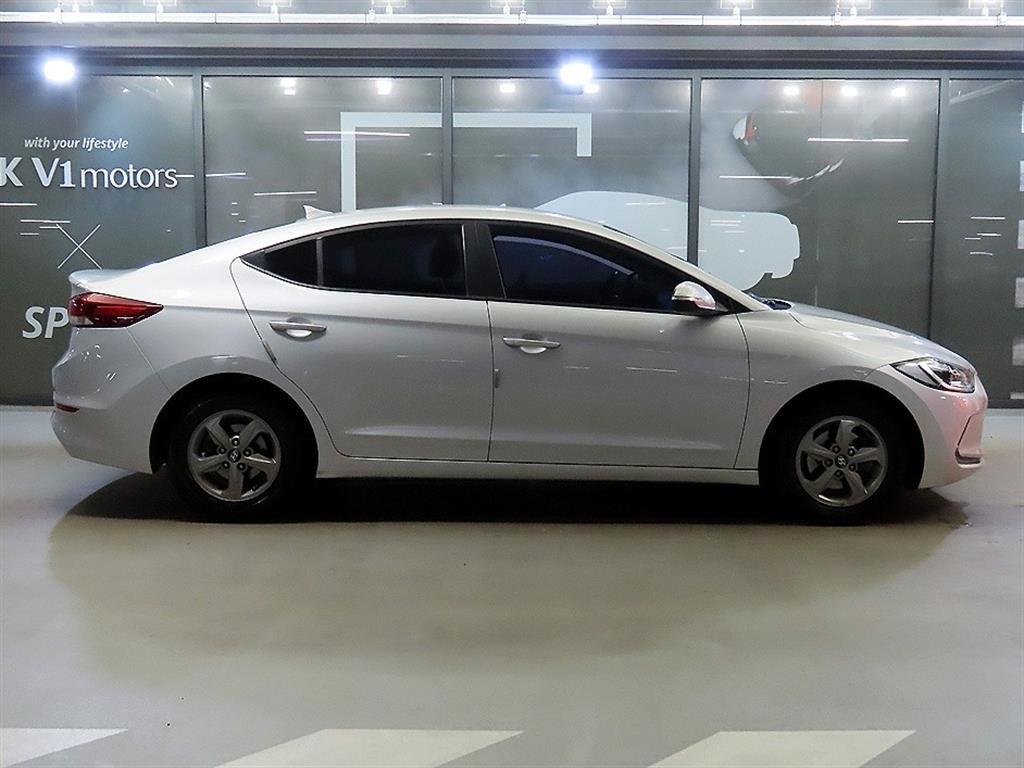 HYUNDAI Avante - Vista 3