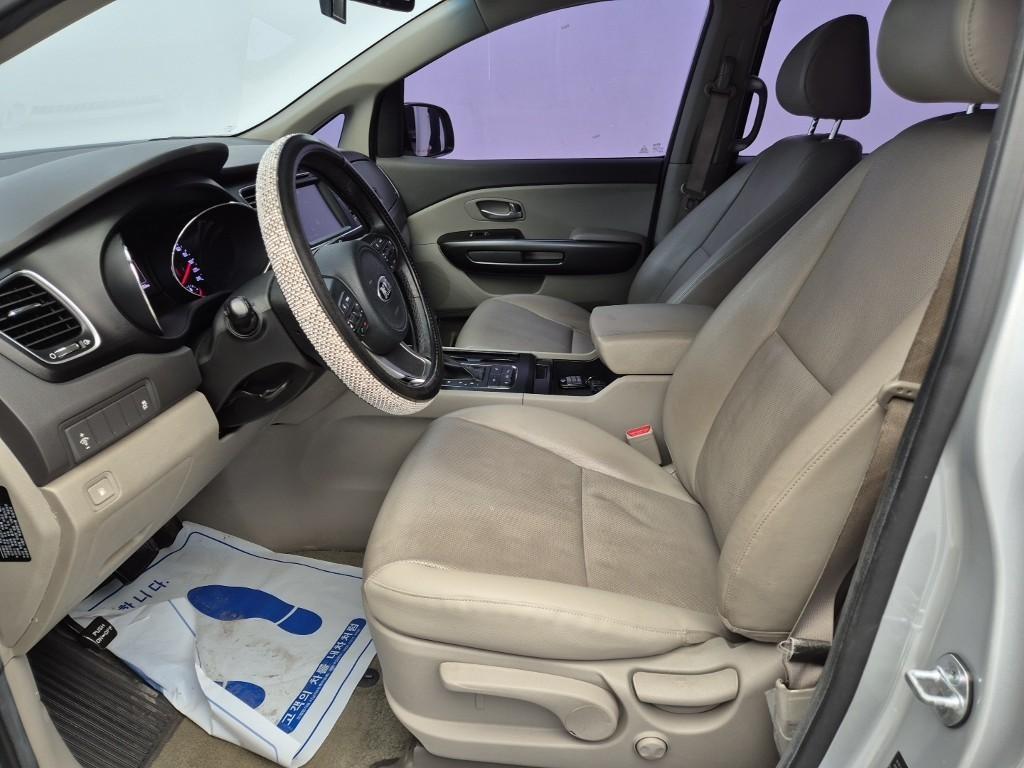 KIA Carnival - Vista 11