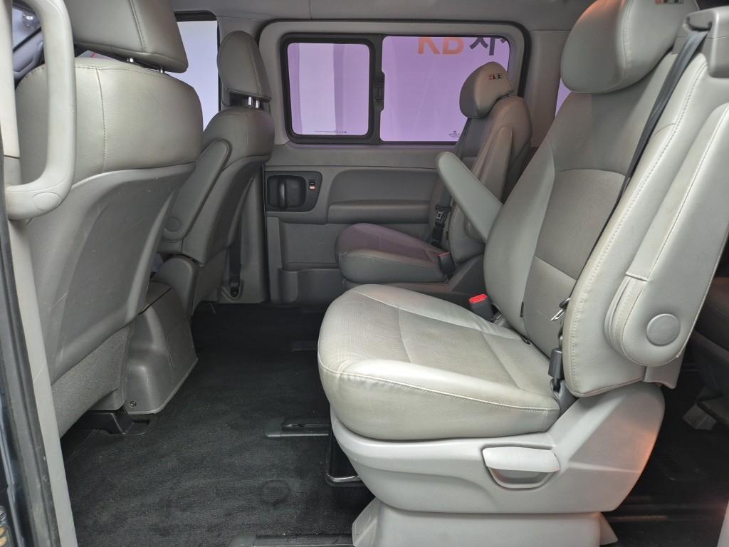 HYUNDAI Starex - Vista 12