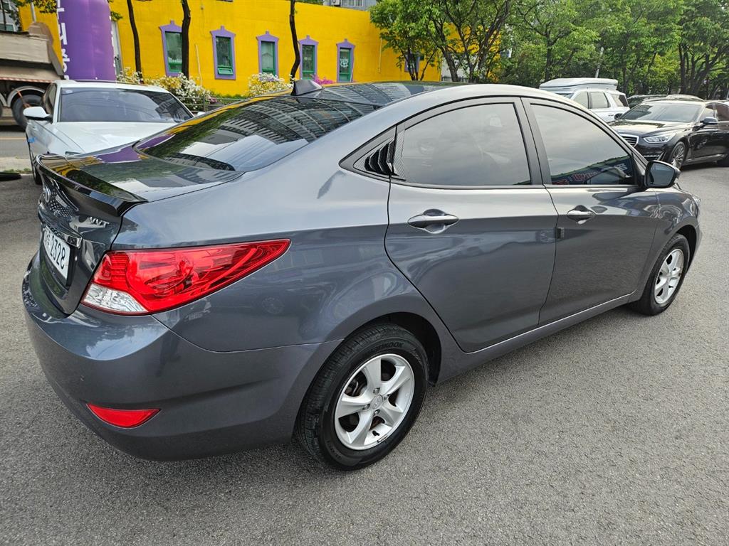 HYUNDAI Accent - Vista 5