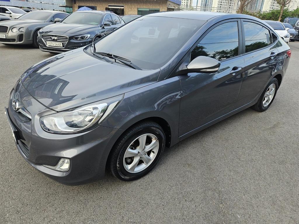 HYUNDAI Accent - Vista 3