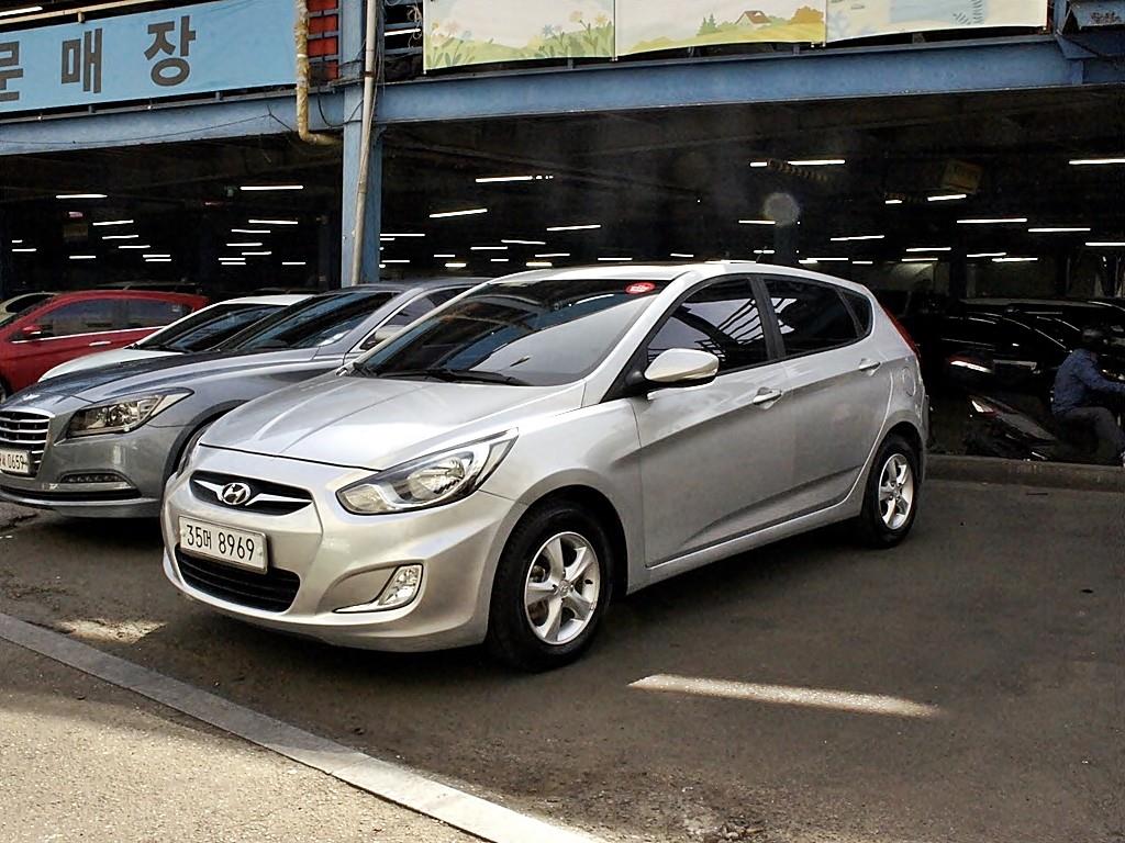 HYUNDAI Accent - Vista 3