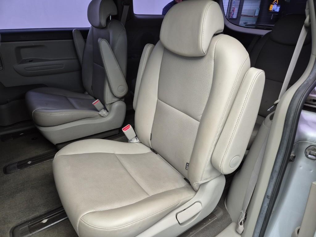 KIA Carnival - Vista 12