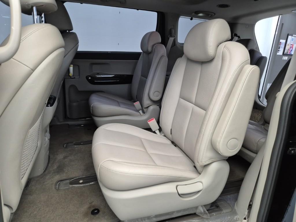 KIA Carnival - Vista 12