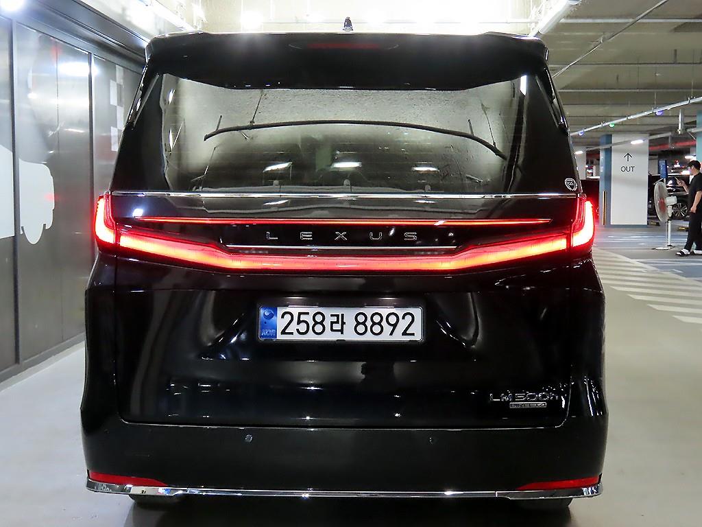 Lexus LM - Vista 5
