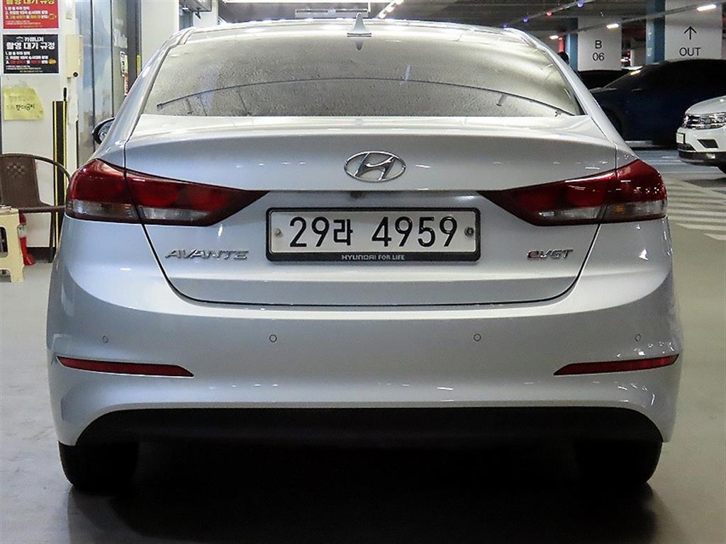 HYUNDAI Avante - Vista 5