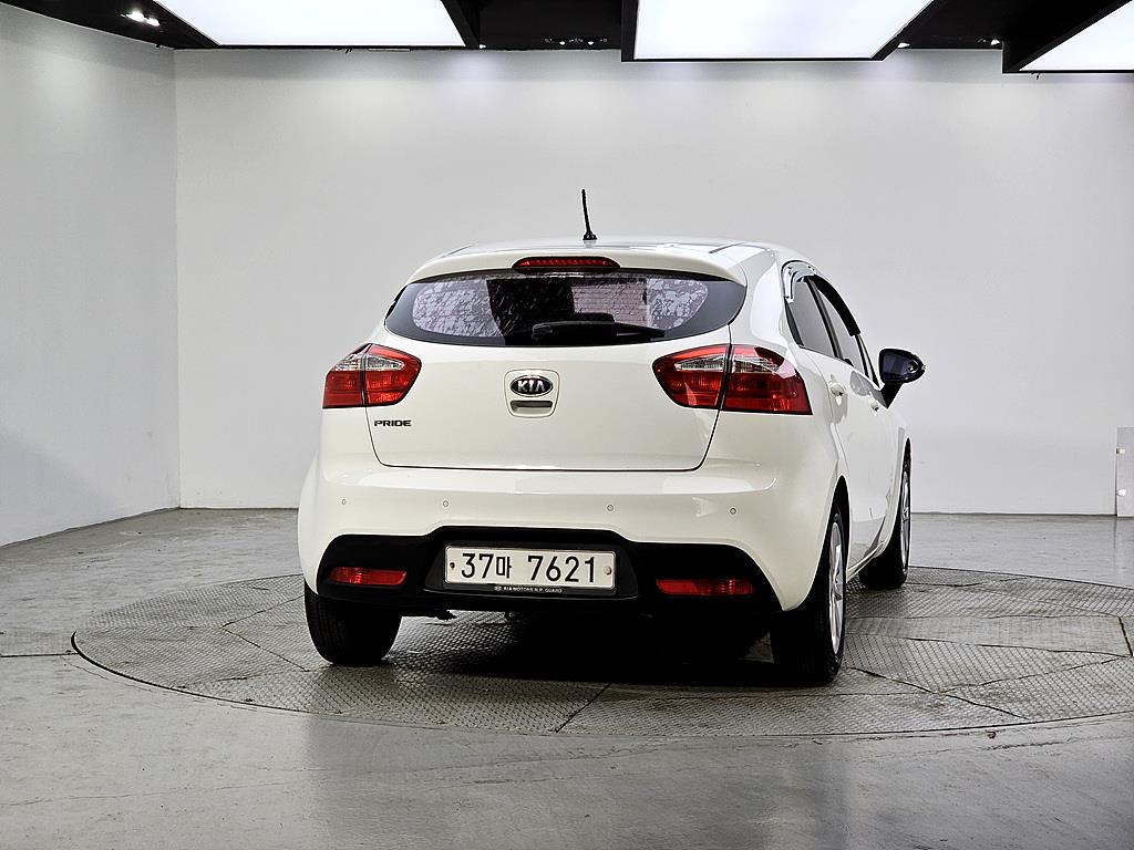 KIA Pride - Vista 3