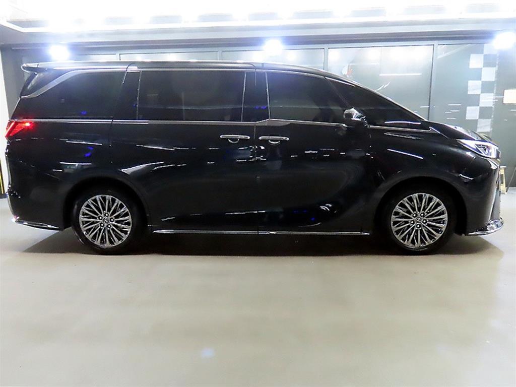 Lexus LM - Vista 3